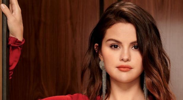 Selena Gomez vörös estélyiben ragyogott a Varázslók a Waverly helyből folytatásának premierjén