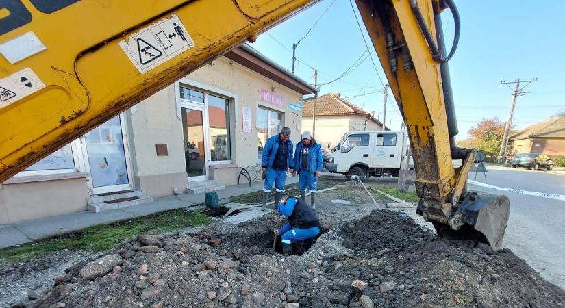 Abonyi csőtörés: újabb helyszínen dolgoznak a szakemberek