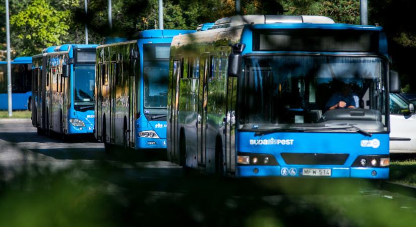 Változott a forgalmi rend és a közösségi közlekedés a temetők környékén