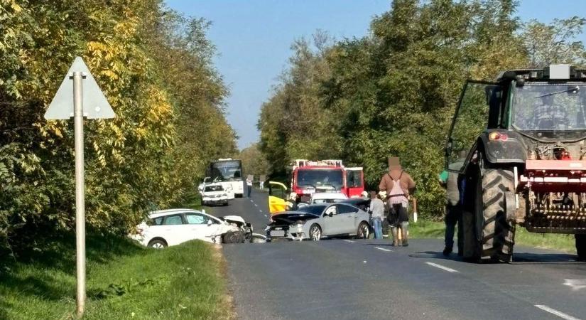 Frontálisan karambolozott két autó Sótonynál, teljes az útzár - fotó