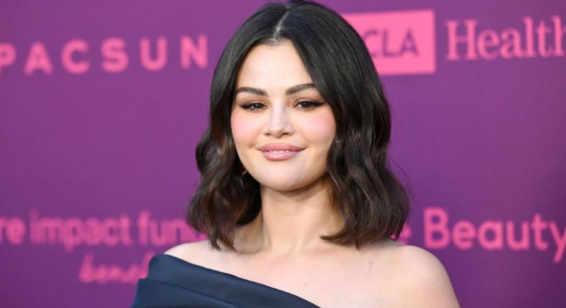 Piszkosul dögös ruhában jelent meg Selena Gomez az új sorozatának premierjén