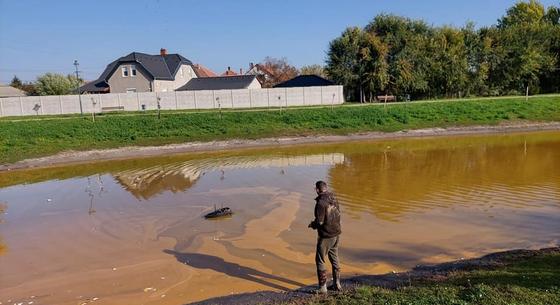 Trágyaléhez hasonlóvá vált az abonyi Mikes-tó színe