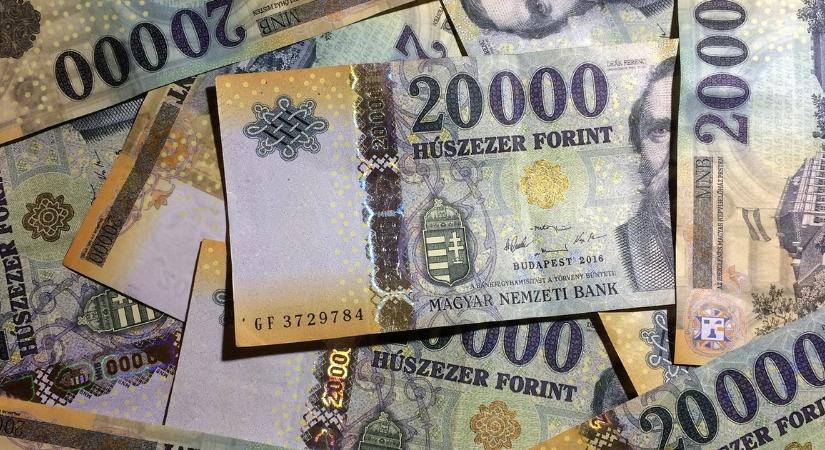 Újabb mélypont: zuhanórepülésben a forint, 405 felett az euró