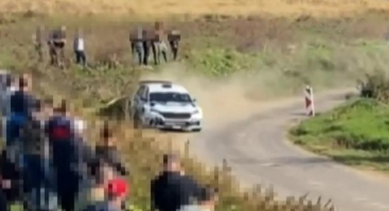 Videón, ahogy a nézők előtt sodródik ki egy autó a Zemplén Rallyn