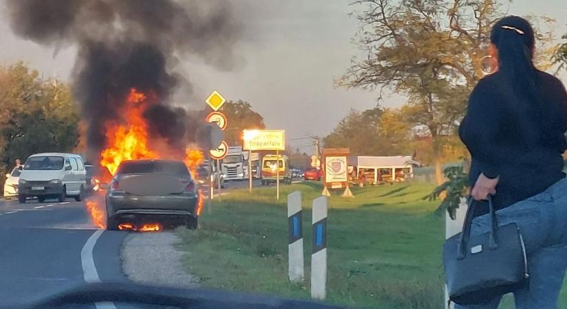 Fotón a hatalmas lángok: kigyulladt egy autó a 4-esen, Fegyverneknél