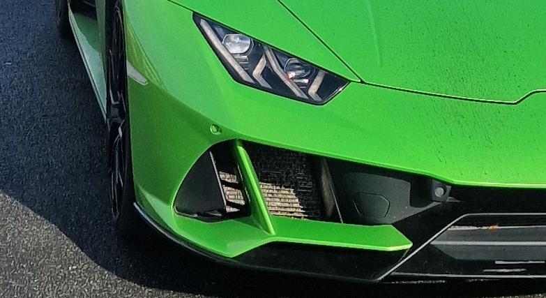 Száguldozott az esküvő napján, bukta a Lamborghinit