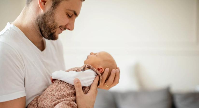 Négy hónapon belül lehet majd kivenni a 10 napos apasági szabadságot