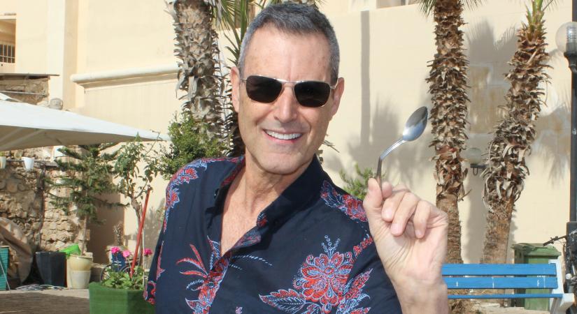 Uri Geller 77 évesen is hajlítgatja a kanalakat