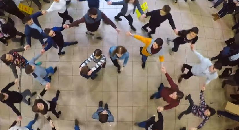 Hatéves a debreceni flashmob, mely milliókat varázsolt el – videóval