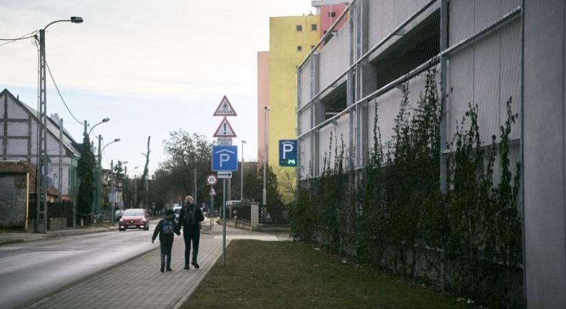 Nem volt tűzjelző az oviban, ki kellene vizsgálni az előző időszak visszaéléseit, olcsóbb lett a parkolóbérlet