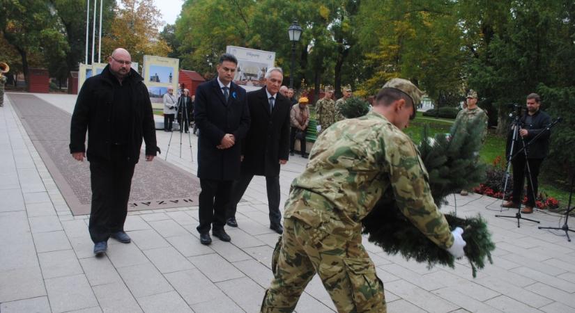 A halottak emléke előtt tiszteleg a város