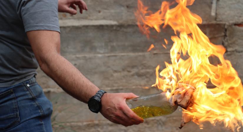 Őrizetbe vettek egy pécsi férfit: Molotov-koktéllal akart bosszút állni