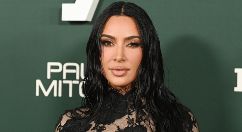 Hoppá: Kim Kardashian vörösre cserélte ikonikusnak számító fekete tincseit