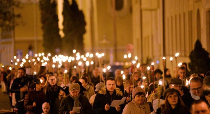 Az evangélikus templomtól indul a fáklyás menet