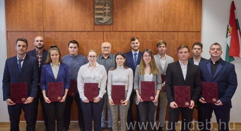 Ösztöndíjakat adtak át a Debreceni Egyetemen