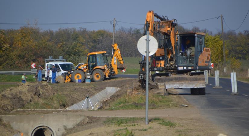 Egy kilométernyi árokszakasz mederburkolása kezdődött Székkutason