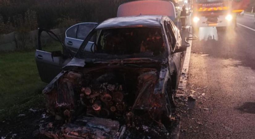 Kigyulladt egy autó Fegyverneknél: borzasztó a látvány, szinte semmi nem maradt a kocsiból