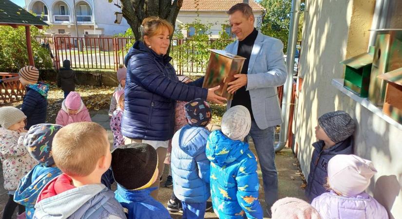 Madárcsiripelés zengheti be a felgyői óvoda udvarát