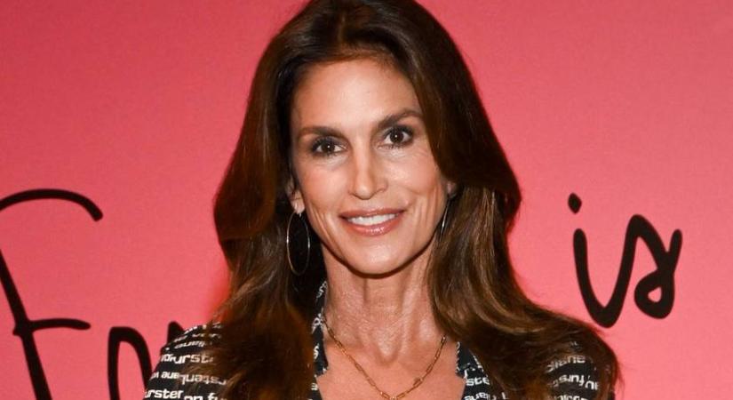 Az 58 éves Cindy Crawford smink nélkül: köntösben kapták lencsevégre a kertjében