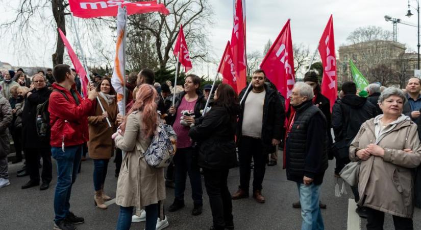 Ismét gyűjti a nemzeti konzultációs íveket az MSZP