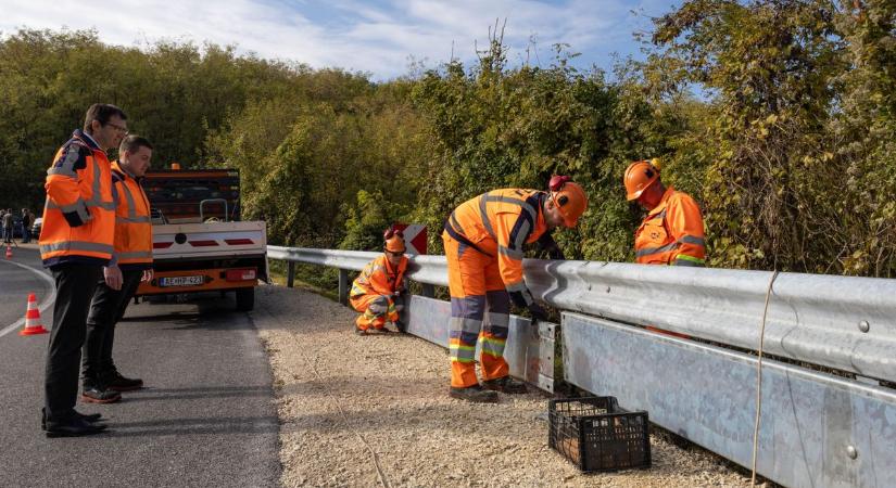 Motorosok! Életmentő védőkorlátot tettek nektek az 1119-esre videó, fotók