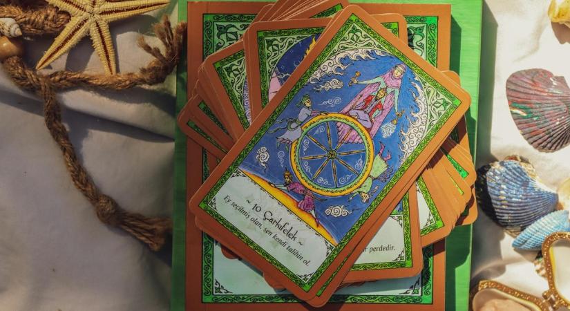 Számmisztikai összefüggések a Tarot nagy arkánumában kártyáról kártyára