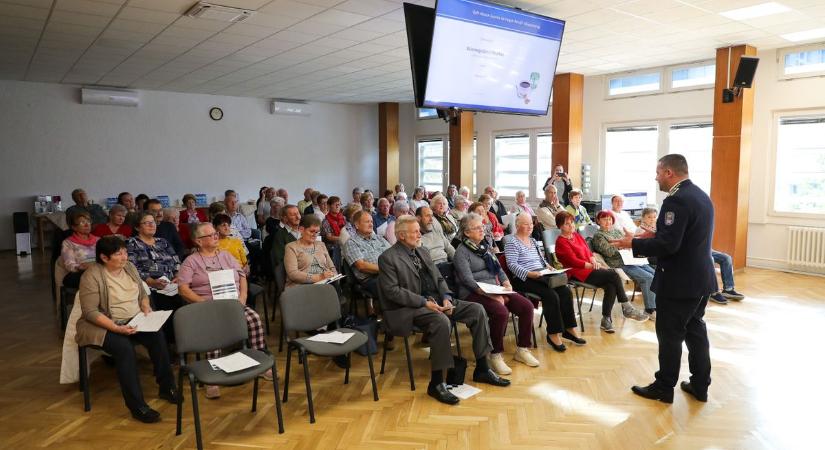 Az internetes zsebesektől szeretné megóvni az időseket a rendőrség - fotók a győri eseményről