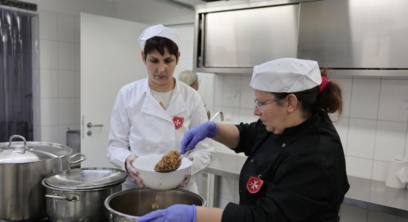 Korszerű konyha modern berendezésein főzhetik az ételt