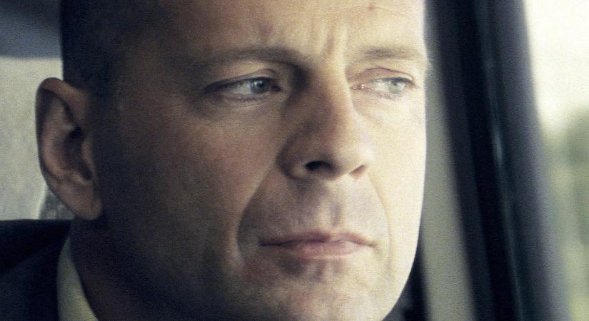 Kiderült, mi volt Bruce Willis betegségének első jele: rengeteg ember járhat hasonló cipőben