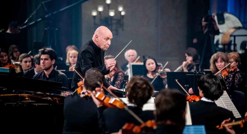 GENERÁCIÓK TALÁLKOZÁSA A ZENEAKADÉMIÁN Christoph Eschenbach és a MÁV Szimfonikus Zenekar koncertje / Zeneakadémia