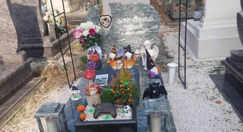 Világító pókok és denevérek: így néz ki halloweenkor a 15 évesen elhunyt Dominik sírja