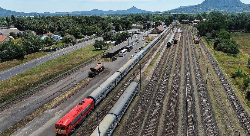 Tarthatatlan a helyzet: Lázár János üzent Kínának, hogy készítsék a mozdonyokat