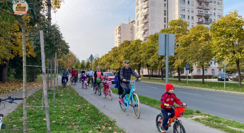 A szoborparkba vezetett az őszi családi bringatúra