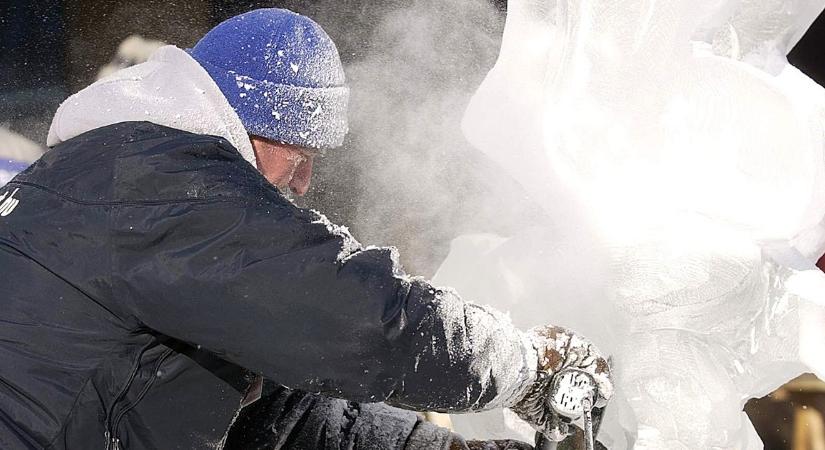 Akkora jobbegyenest kapott a főtéri Mikulás jégszobor, hogy a föld adta neki a másikat – videón a kecskeméti Rocky