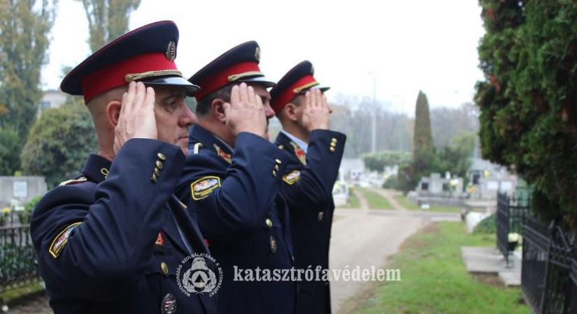 Tisztelegtek, emlékeztek az egykori tűzoltóparancsnokokra