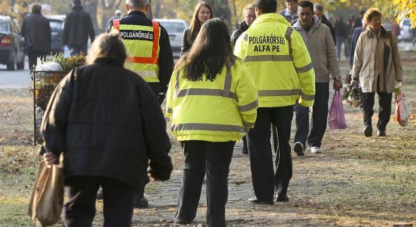 A polgárőrség is segít a temetőkben: ha kell, a sírokat is segítenek megkeresni – videóval