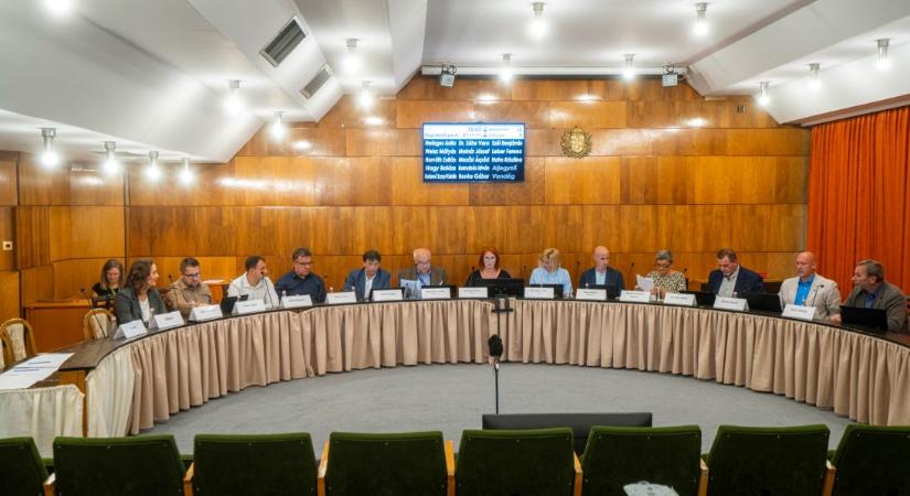 Ezeket a döntéseket hozta a képviselő-testület az októberi ülésen