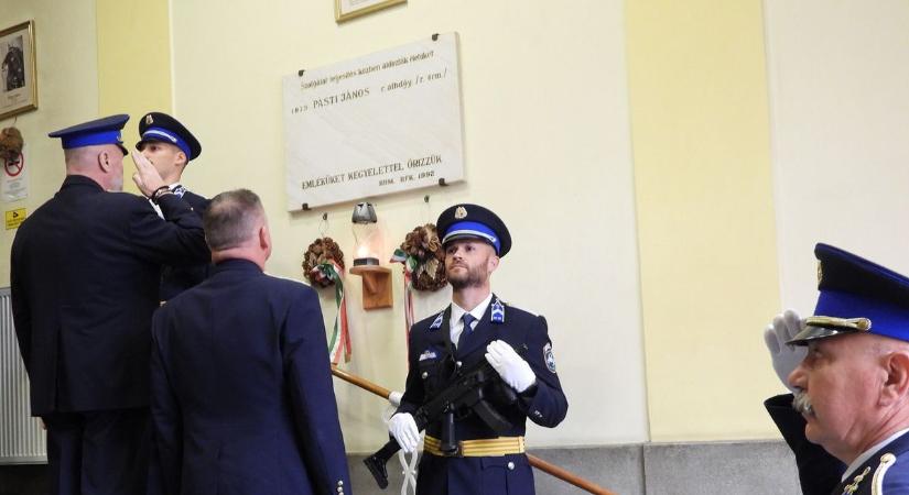 Hősi és szolgálati halottaikra emlékeztek a hajdú-bihari rendőrök