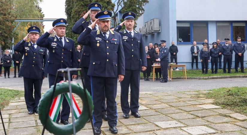 Tisztelgés a vasi rendőrség hősi halottai előtt Mindenszentek alkalmából - fotók