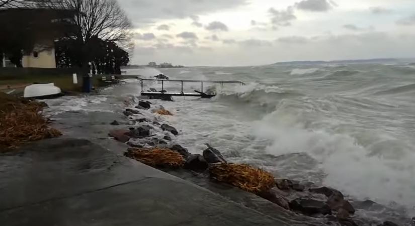 Zárás a Balatonnál