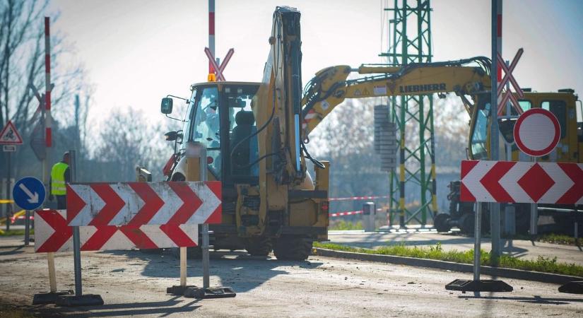 Lezárnak egy debreceni átjárót, változik a vonatközlekedés is