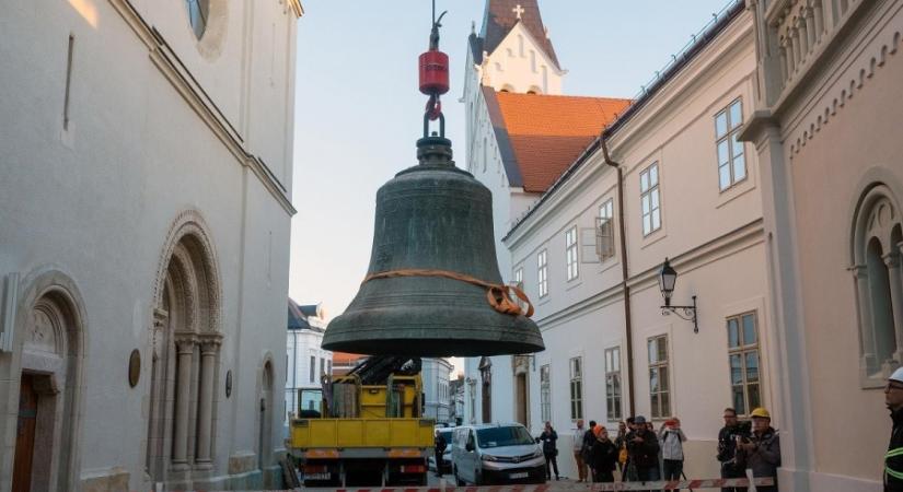 Több mint 3000 kilogrammos harangot emeltek ki Veszprémben