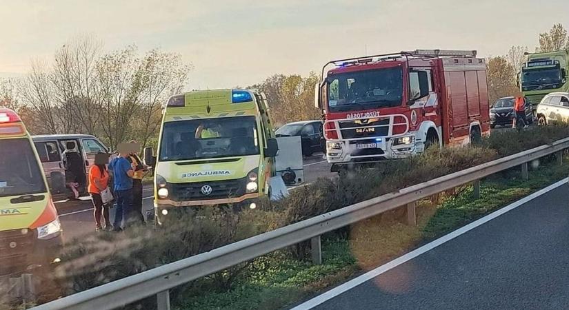 Hármas karambol - Kisbusz és két autó ütközött az M1-esen, Győr közelében