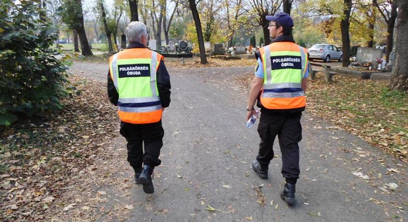 Idén is megerősített rendészeti szolgálat lesz a temetőknél