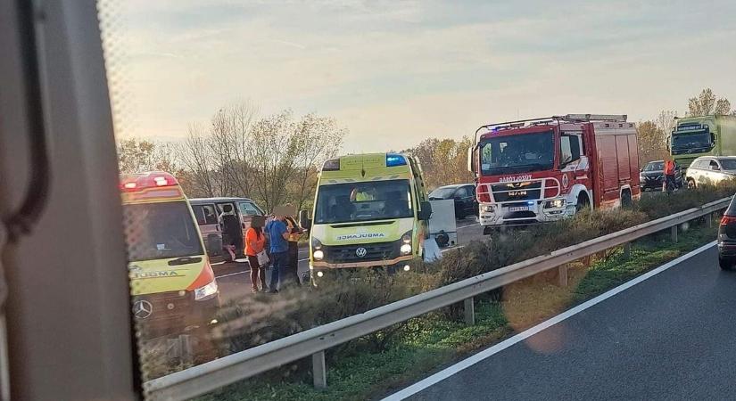 Gigatorlódás van Győrnél, három autó ütközött