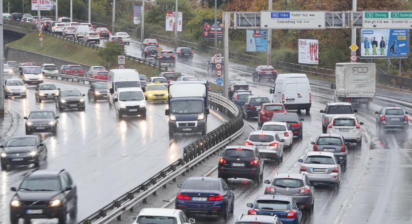 Hármas karambol az M1-esen! Teljes útlezárás van, véletlenül se menjen erre