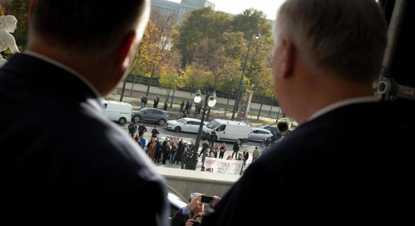 Tüntetők fogadták Orbán Viktort Bécsben, a magyar miniszterelnök egy rövid videóban kigúnyolta őket