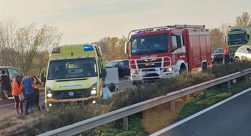 Két autó és egy kisbusz ütközött az M1-esen