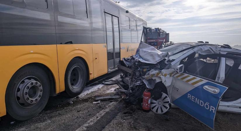 Rendőrautó ütközött busszal Dunaharasztinál - drámai fotók a helyszínről