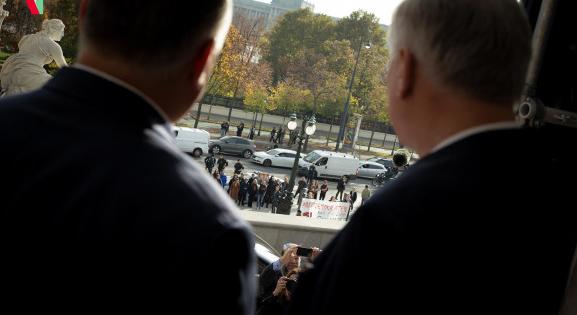 Tüntetők várták Orbán Viktort Bécsben, meglepő módon reagált rá a miniszterelnök